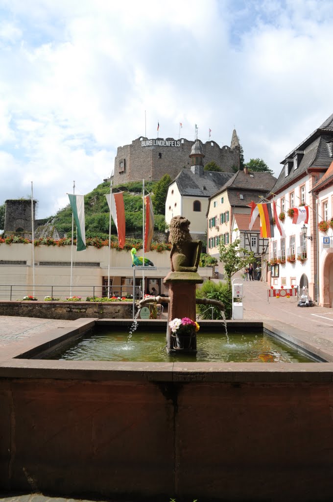 Löwenbrunnen mit Burg by Friwebi