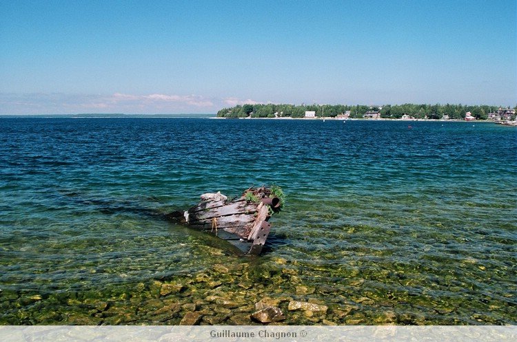 One of the "Tugs" shipwreck by Guillaume Chagnon