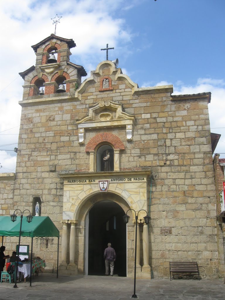 Iglesia de San Antonio by Arturo Aparicio