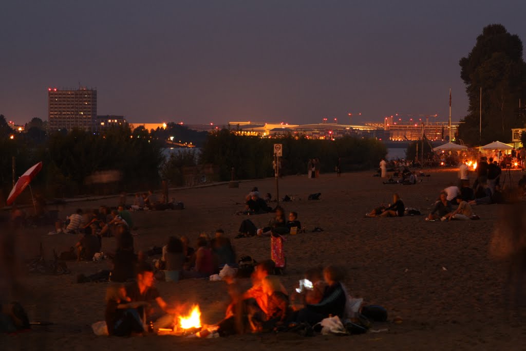 Party - Beach Hamburg-Övelgönne, im Hintergrund Airbus-Flugzeugbau by luckyluck19