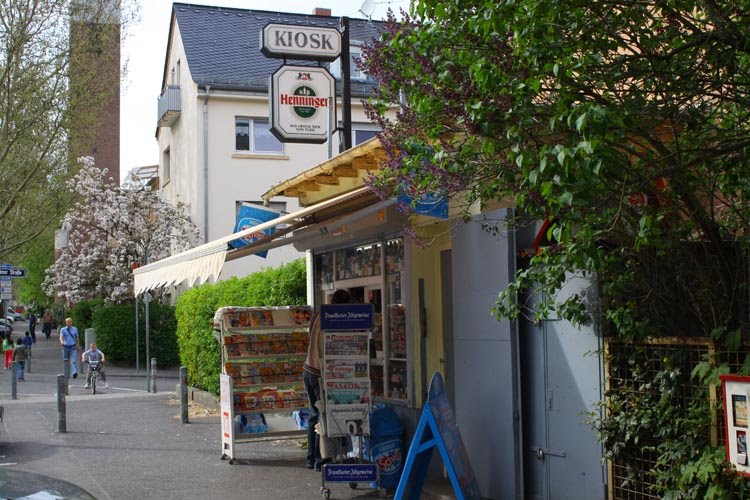 Kiosk in der Aßmannshäuser Straße zu Wiesbaden by chlabnet