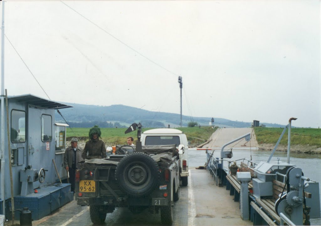 2e pel, 425 IBC 1LK securing the ferry. during Free Lion Nato excercise 1988 by Hollander