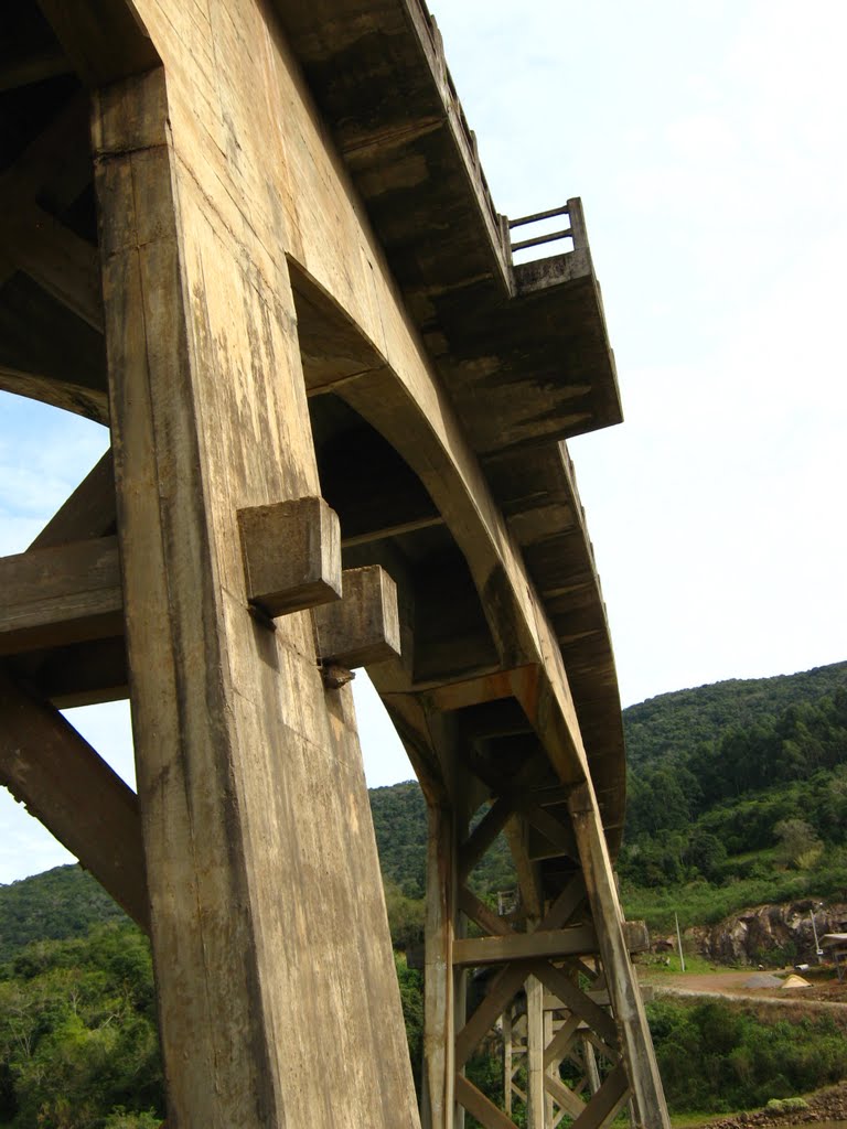 Ponte Ferroviária, entre Veranópolis e Antônio Prado (ago/2010) by Angelo Chiabotto Viacava