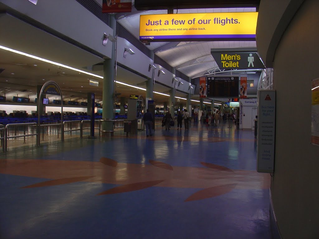 International airport, Auckland, North Island, New Zealand by Paul HART