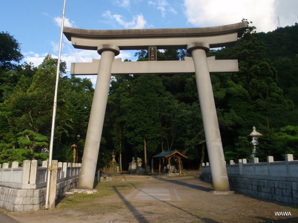 Mishima-jinjya(Shinto shrine)　オオヤマツミ（大山積神、大山津見神、大山祇神）を祀る新居浜市の三島神社の鳥居 by mandegan