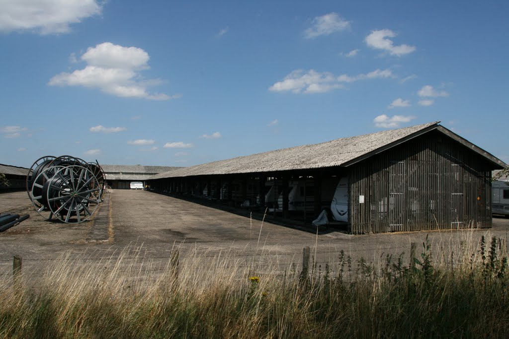 Oude loodsen steenfabriek Ossenwaard, nu caravanstalling, Lekdijk Tull en het Waal. by Carl030nl