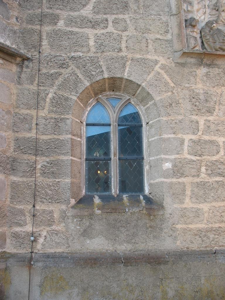 Romanisches (?) Fenster in Kirchenmauer by cerambyx