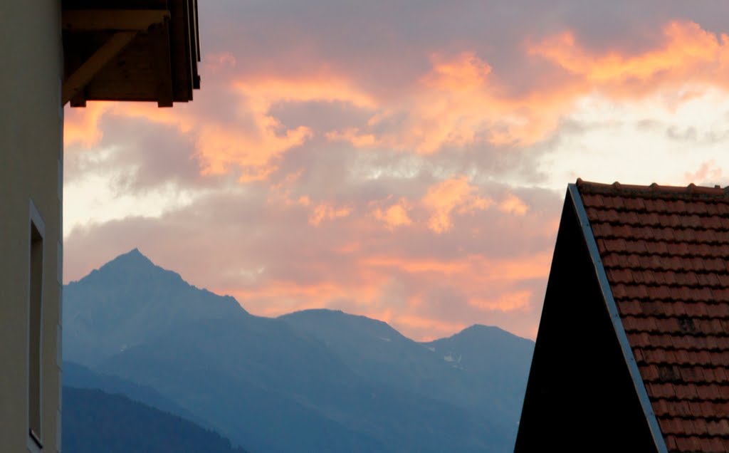 Alpen Glühen zichtbaar in de wolken by Gradus Hageman