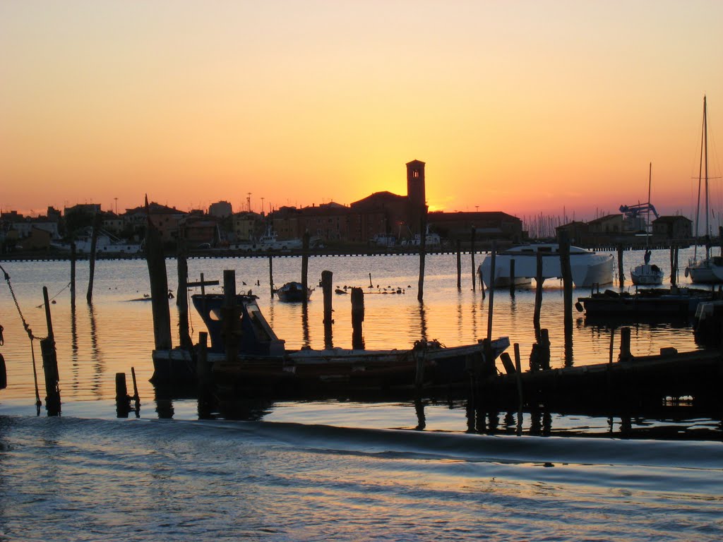 Blick auf Chioggia vom Hafen in Sottomarina abends Juli 2010 by Regina Stergar