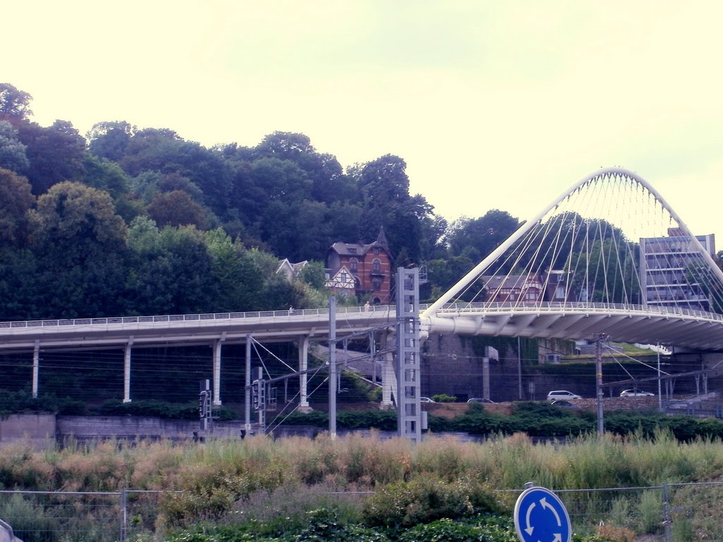 Autoweg brug achter langs het Station.............. 9 Aug. 2010 by Gerold Vluggen