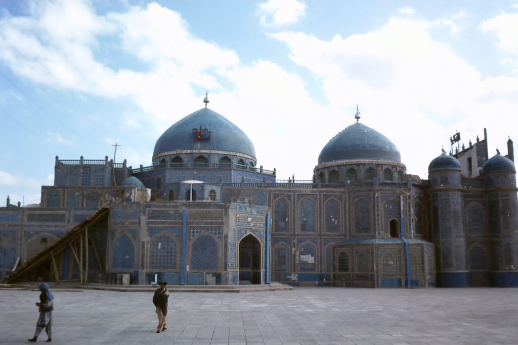 Mazar-i-Sharif Mosque by deglobalnomad