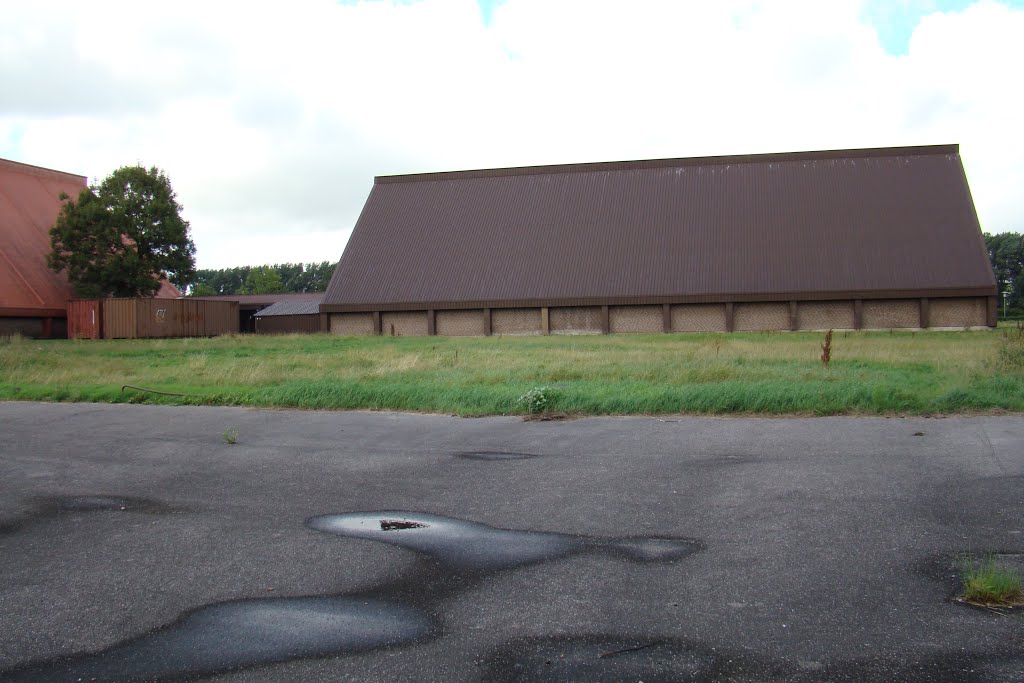 Aabenraa Hallerne, også med højt græs by papkassen