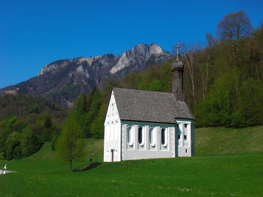 Kreuzkirche mit Heuberg im Hintergrund by lugge