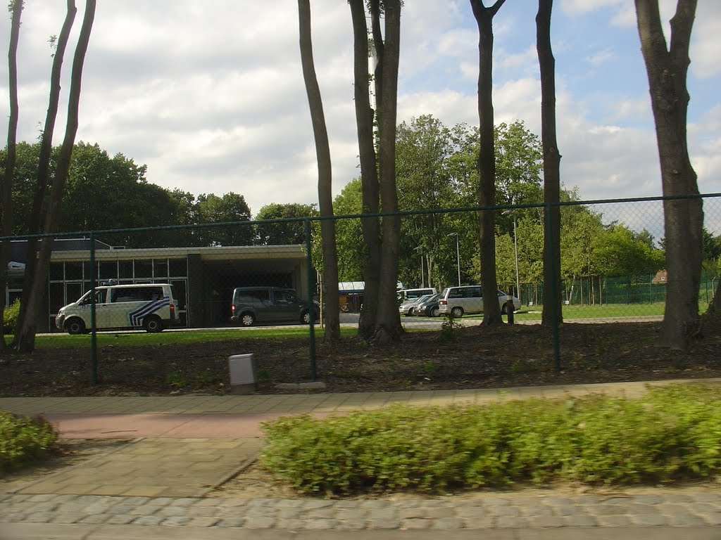 Commissariat de Police (les anciens bâtiments du Wing météo de l'armée) - Rue du Long Chene/Lange Eikstraat, Wezembeek by Paul HART