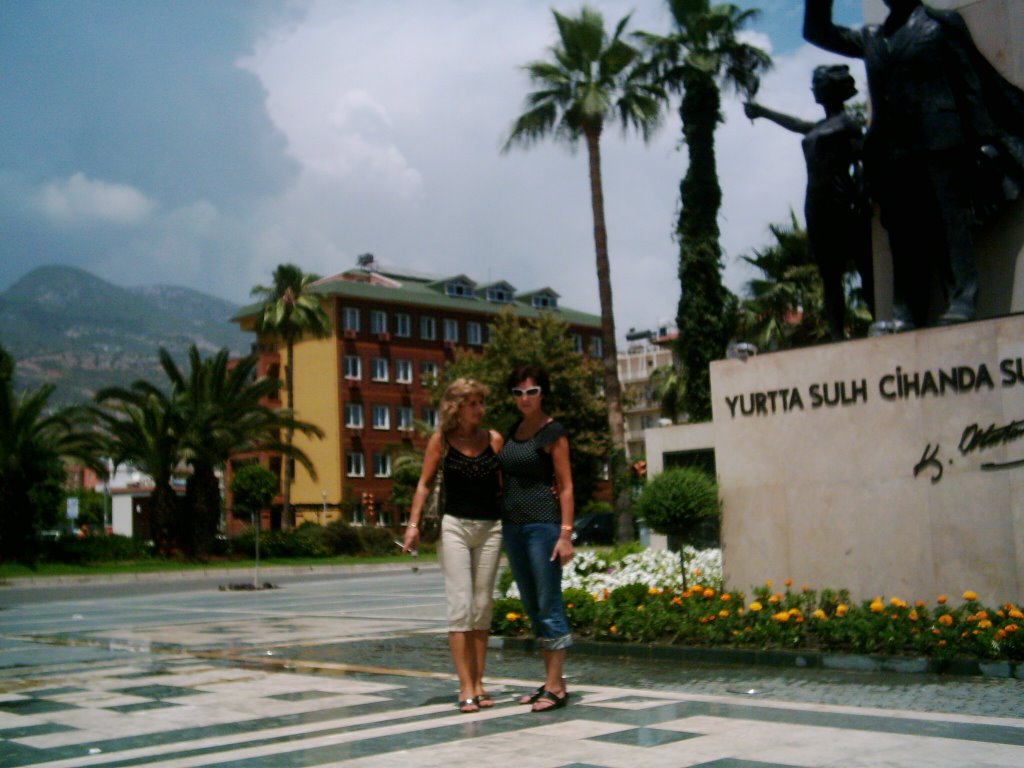 Denkmal Ataturk in Alanya by Lecho