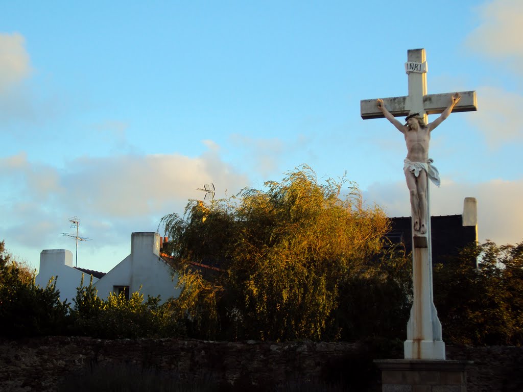 Le Christ près de l'église Saint Pierre et Saint Paul de Bangor, le soir... by Erwan Corre