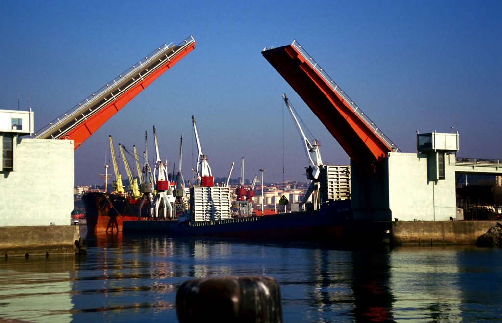 Ponte Móvel by Gabinete de Comunica…