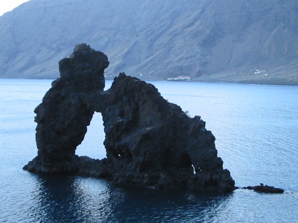 Roque de la Bonanza (al fondo, El Parador) Las Playas-El Hierro-Islas Canarias by juanjeli