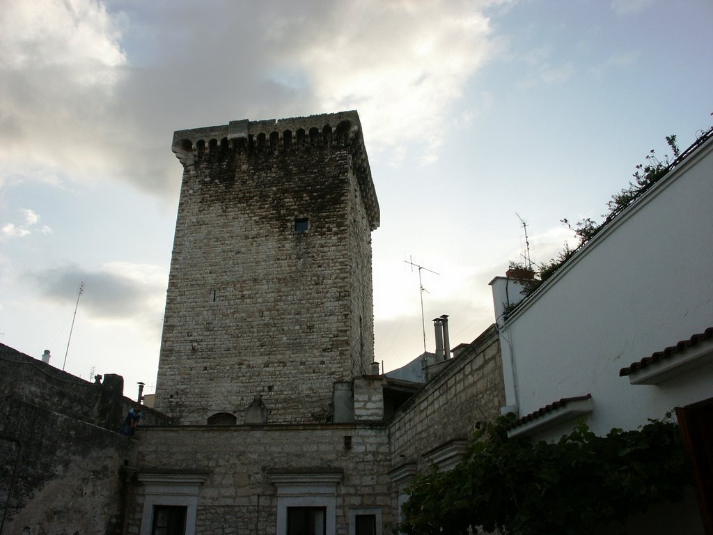 Rutigliano, cortile interno Torre normanna by Angelo Valenzano