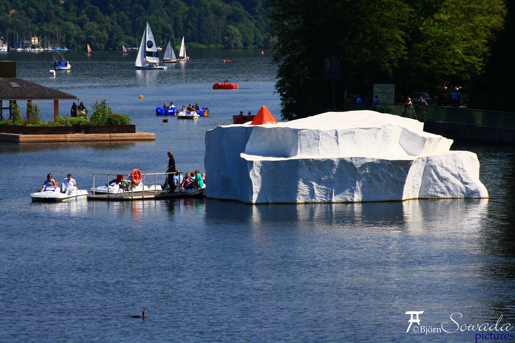 Der "Iceberg PALAOA" im Baldeneysee by Björn Sowada