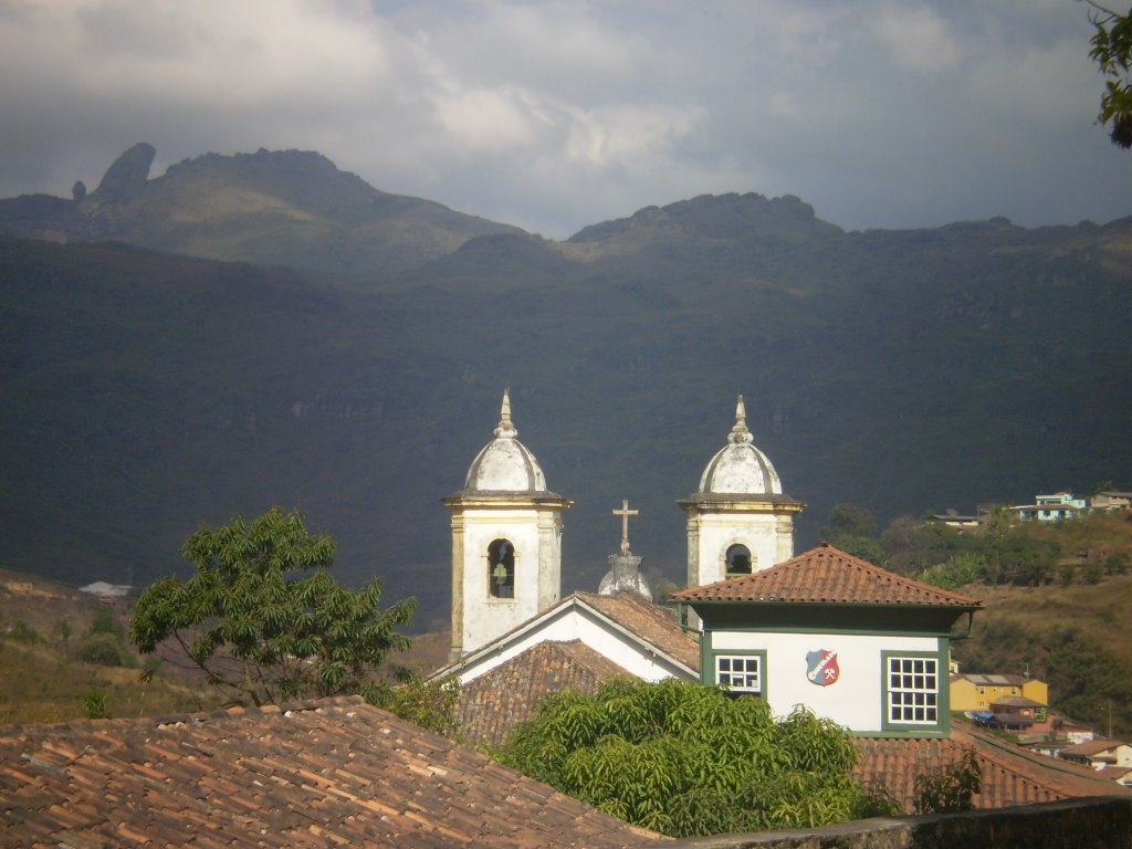 Ouro Preto - Vista parcial da cidade e do Pico do Itacolomi by Cleber Costa