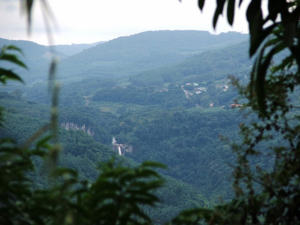 Santa Maria do Herval e a cascata. by Gabriel Z. Guedes