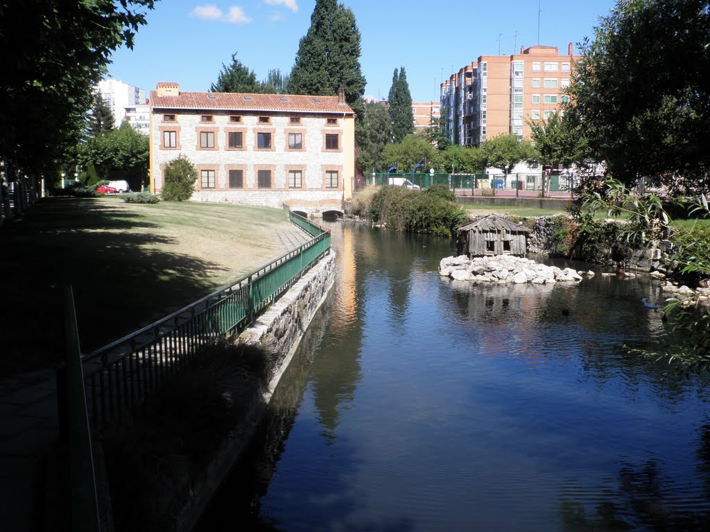 BURGOS. PARQUE VIRGEN DEL MANZANO. CAUCE MOLINAR Y ANTIGUO EDIFICIO DE LA FÁBRICA DE BARAJAS. by jeshergar