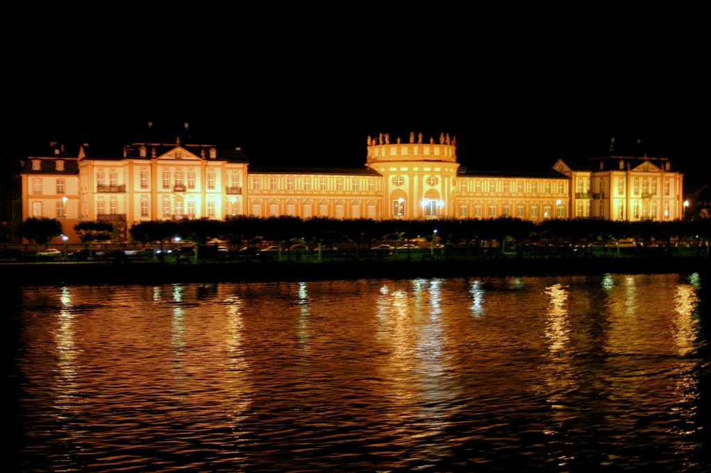 Wiesbaden: Schloss Biebrich am Rhein by Thomas Ahlmeyer