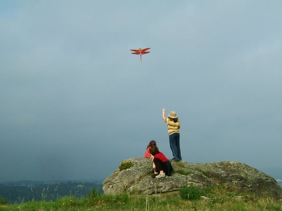 Santiago de Compostela, Monte Pedrouso, Flying kites by Carlos Capelán