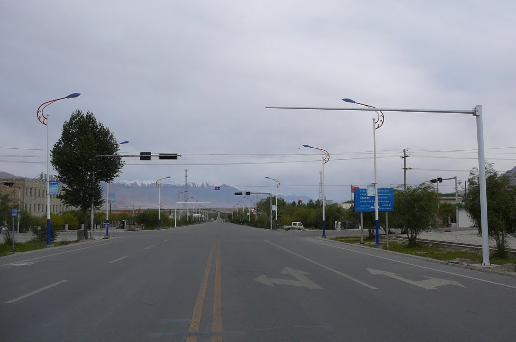 The road to Khunjerab Pass by 小西 天