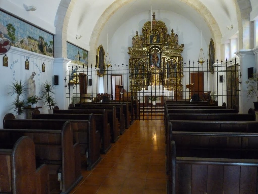 Interior capella de Sant Ciriac by Joel Marimon Bonet