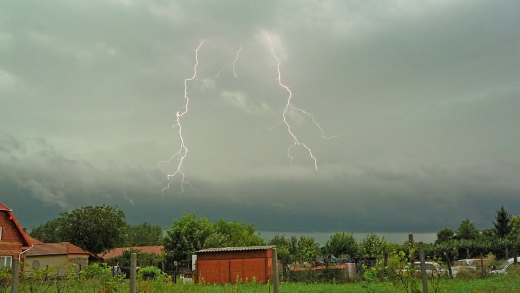 Un rayo ha cruzado el cielo antes de tornado 2010, Maklár by Max000