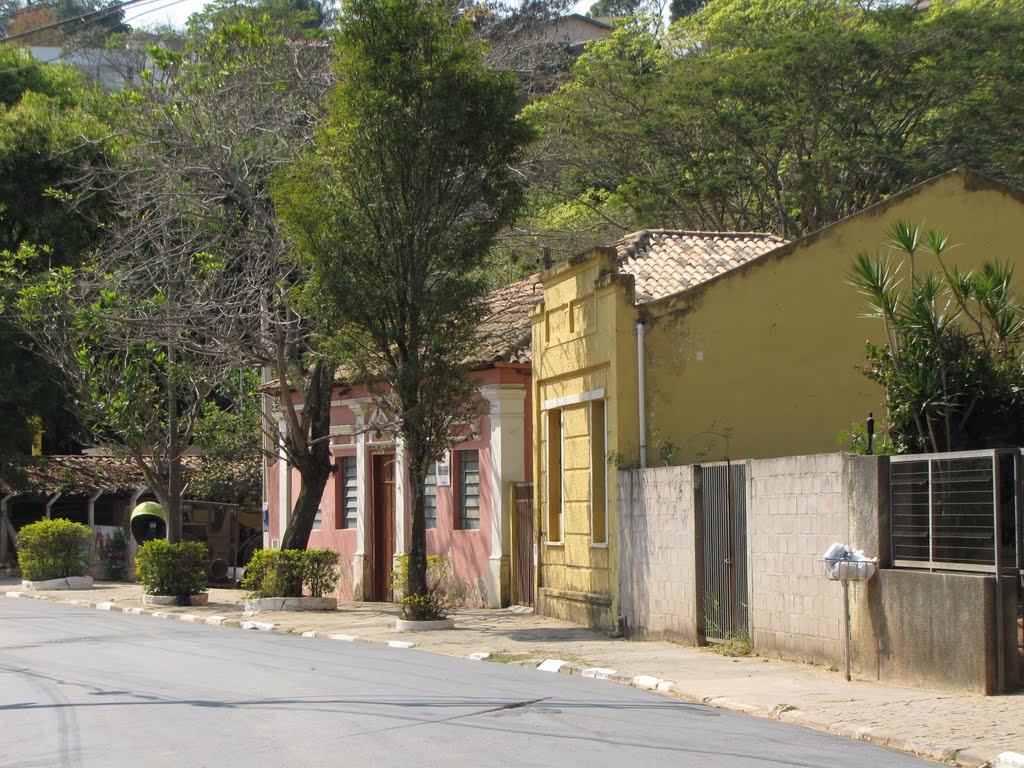 Vista de uma rua agradável de Sousas. by joao batista shimoto(gibb)