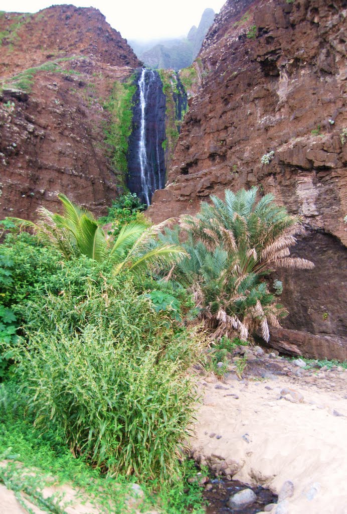 Kalalahu Falls by livingworld