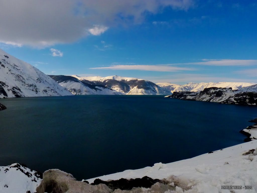 Invierno en Laguna del Laja by phyllis tebbs