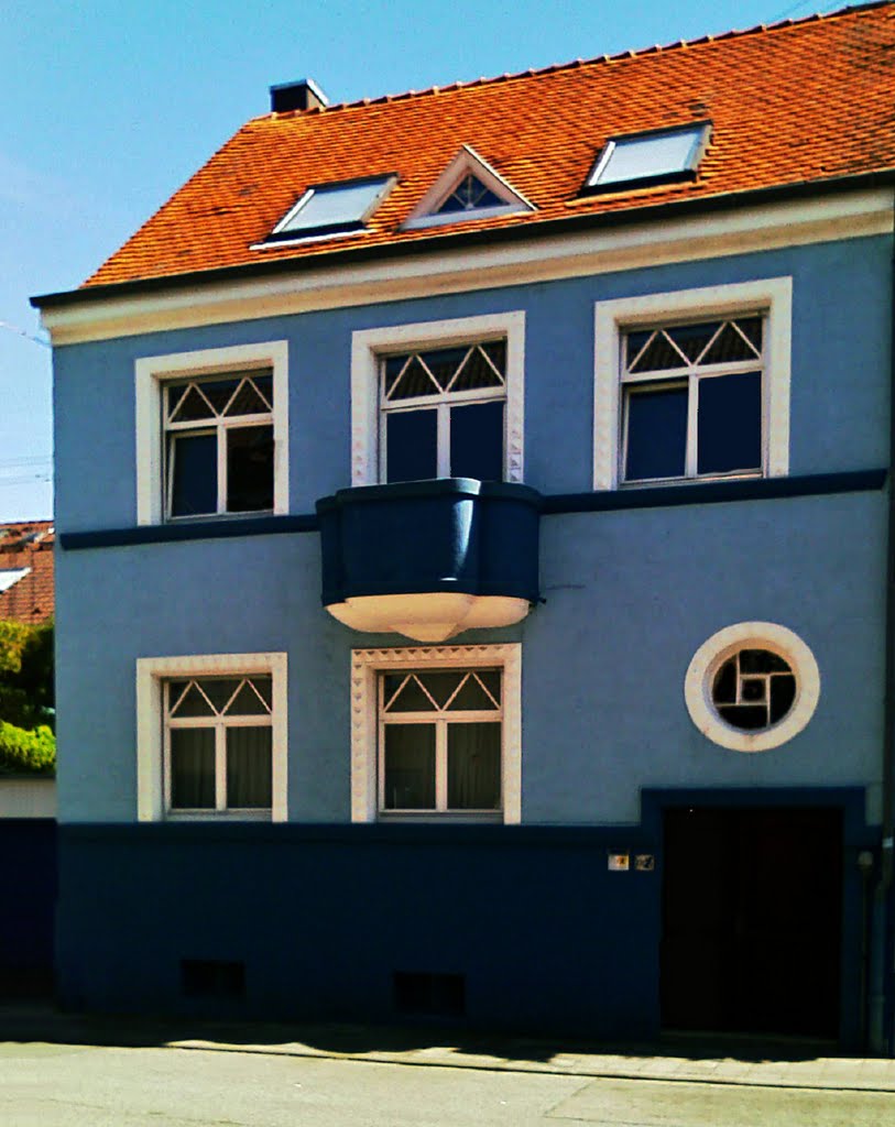 Das blaue Haus in Aue by Ottschke Hemmerlein