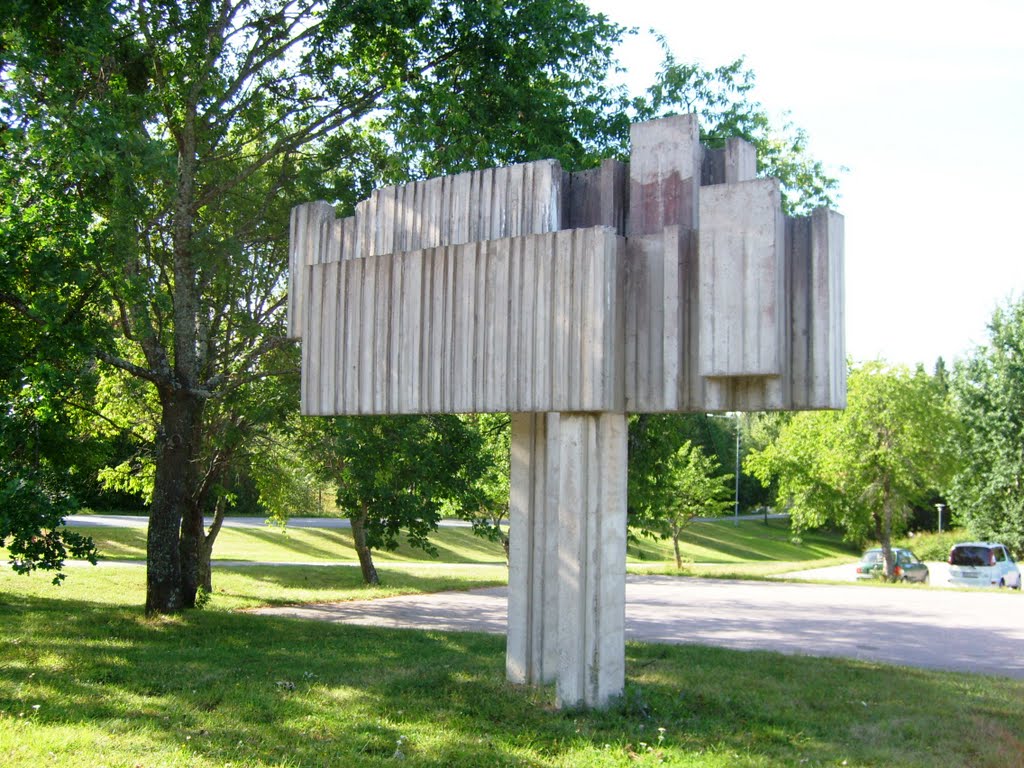 Concrete statue - Rakentajien Muistomerkki by Petri Saarinen