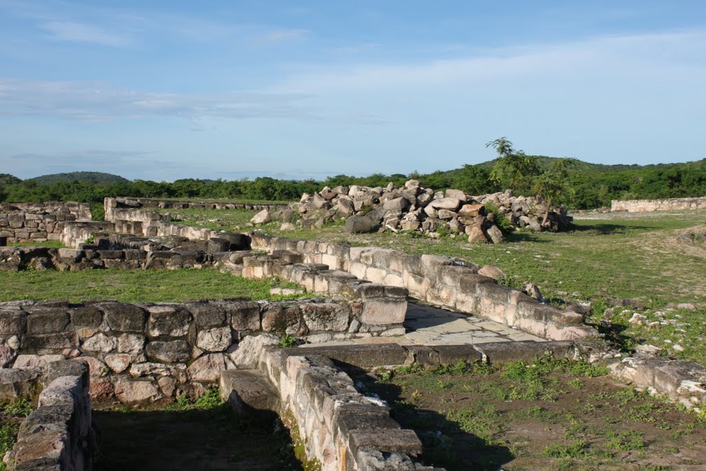 Cuetlajuchitlan (ruins) by keithyearman