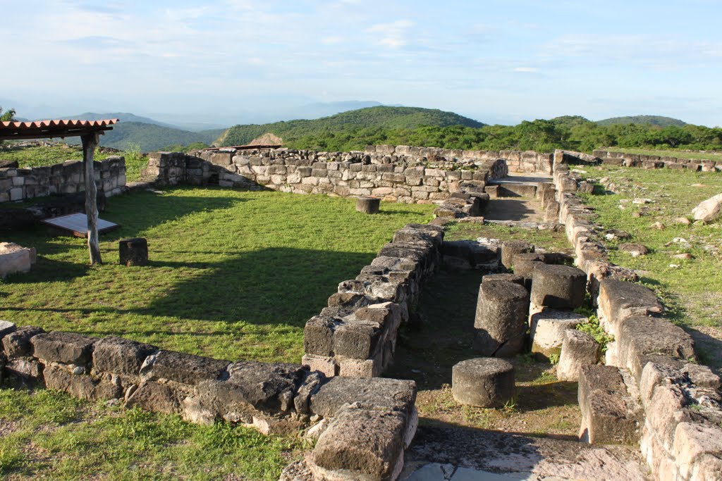 Cuetlajuchitlan (ruins) by keithyearman