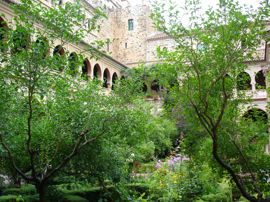 Real Monasterio de Sta. Maria de Guadalupe. Claustro. by Manuel Plaza Morillo