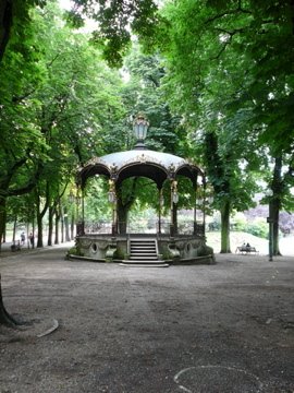 Baguenaude dans le Parc de la Pépinière, le kiosque (1) by zagreus