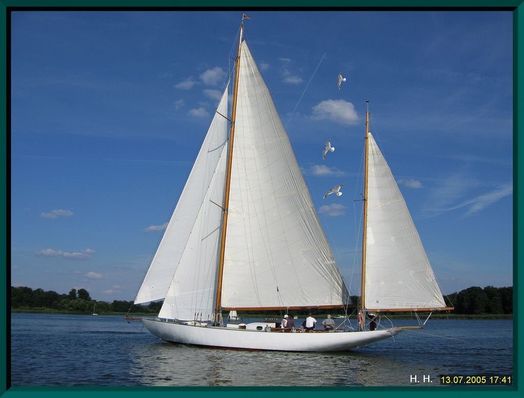 Ich bin mir sicher, dass wir hier den schönsten Oldtimer auf der Havel sehen ! by H. Hönow