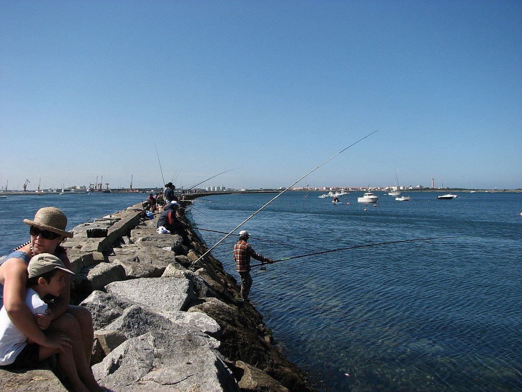 Portugal - Aveiro - São Jacinto - Pescadores by paulo mogadouro