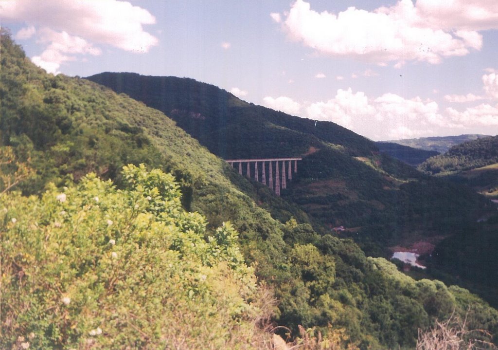 Vista do viaduto 13 entre dois túneis, Vespasiano Correa/RS by Edinho Kunzler