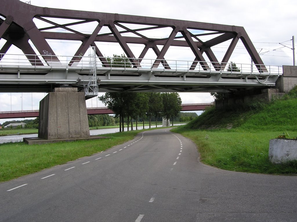 Onder de Schalkwijkse Brug by miviut