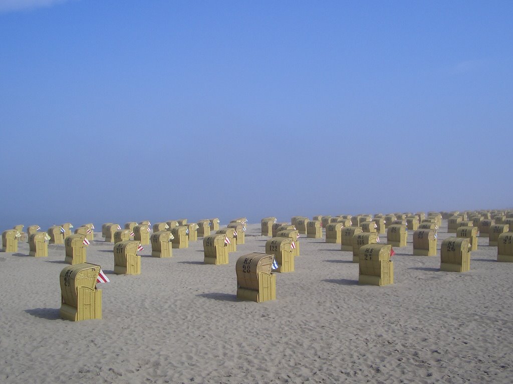 Strandkorb-Idylle, nebelverhangene Ostsee by Isoproflex