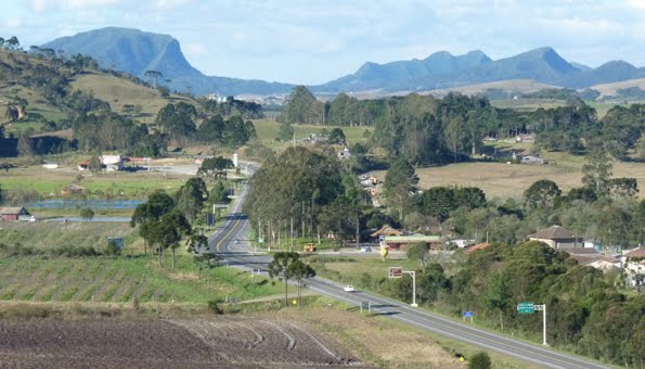 Montanhas do município de BOM RETIRO, caminho para URUBICI/SC by Moacir P Cruz  de Guarapuava