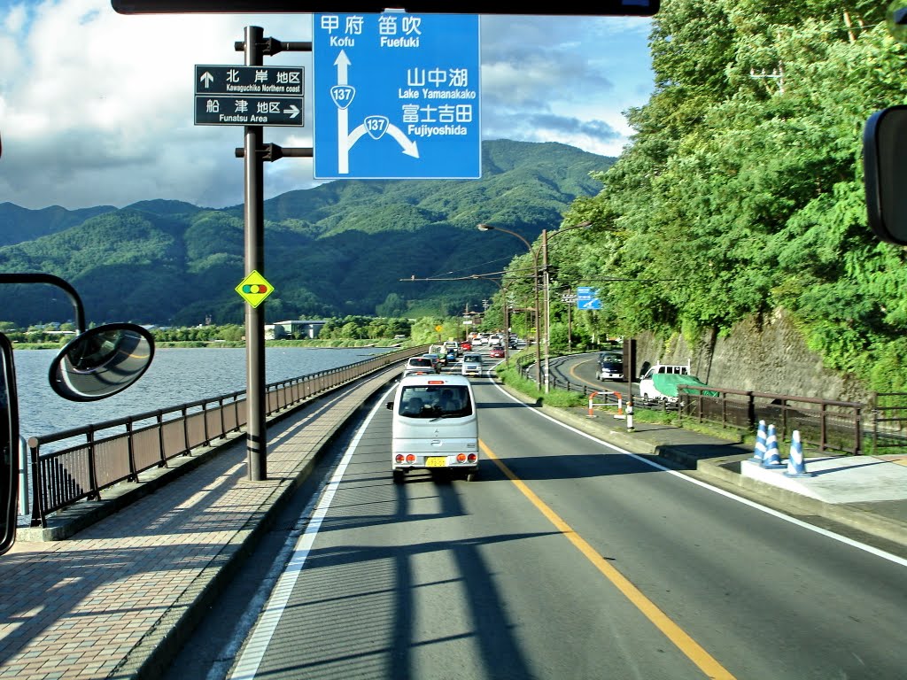 Road aroud kawaguchiko Lake by Che Trung Hieu