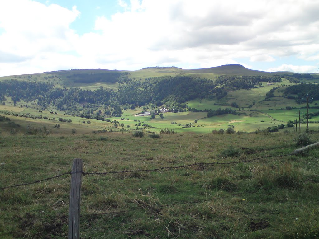 Une vallée avant le Luguet by Stéphane Popu