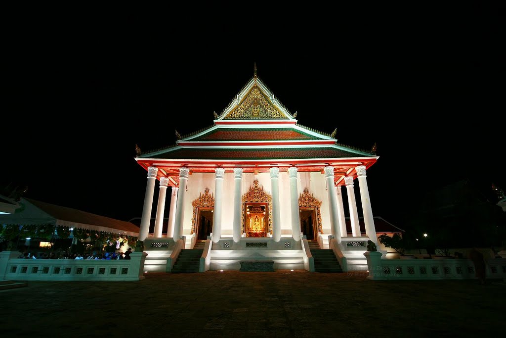 Wide-Angle Symmetrical View of Wat Makut ☺ วิหารวัดมกุฎกษัตริยาราม ☺ 四世王古廟精舍 by ƤōƝƓ